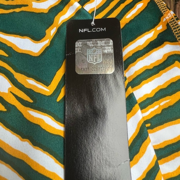 NWT NFL tri-color womenβs leggings. Zubaz for NFL. Green/gold & white. - Picture 4 of 7